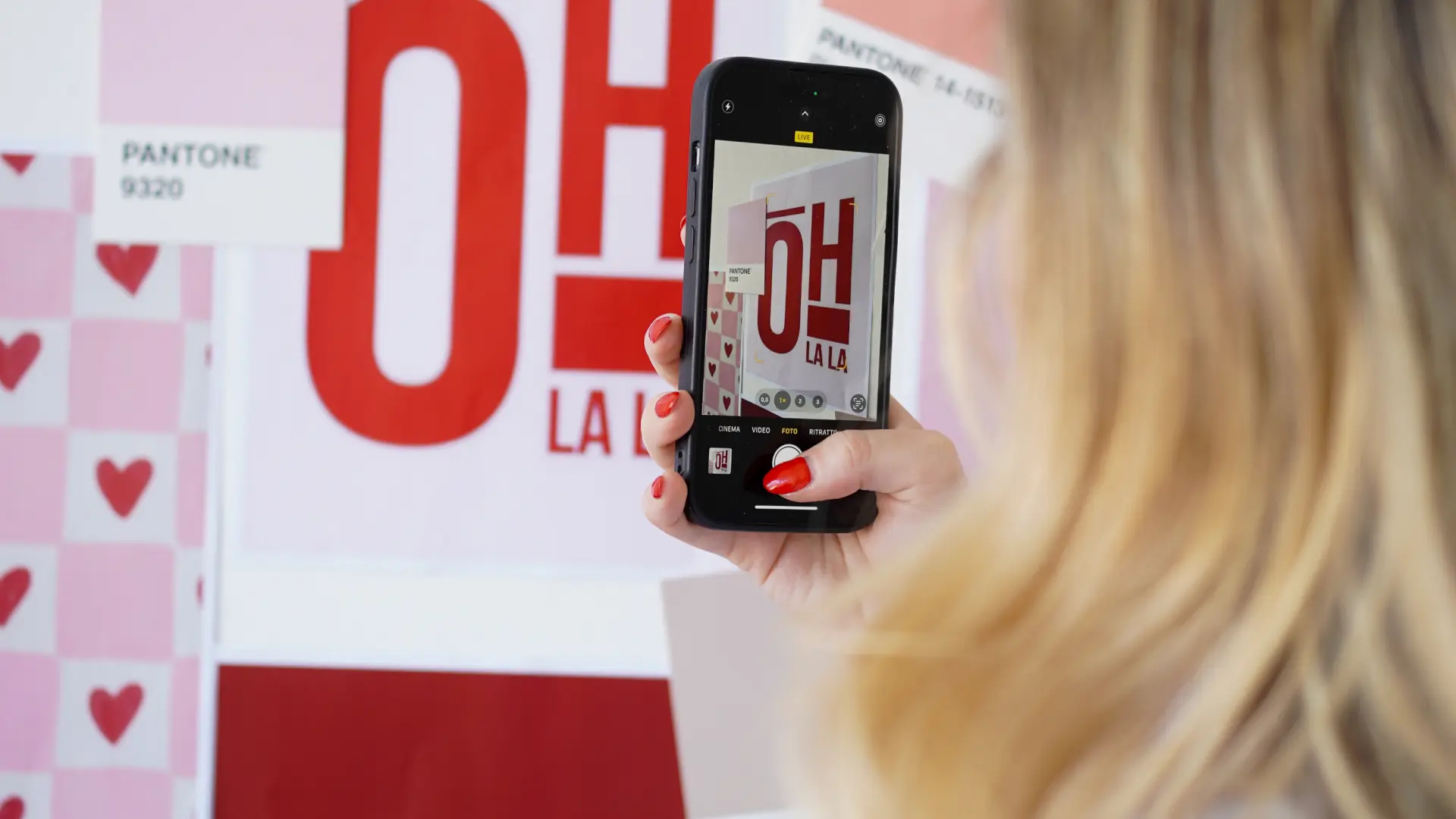 Elena Ferrari che fotografa collage di immagini per il suo servizio di branding